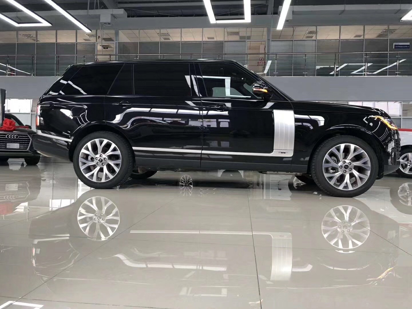 20款路虎揽胜行政vogue加长版汽油昆明现车配置详解