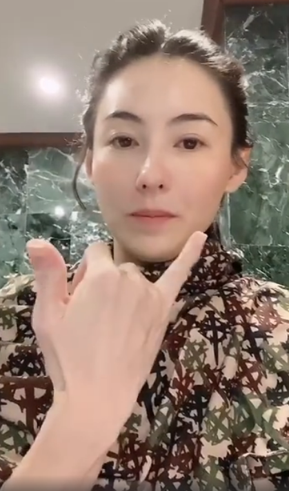 Yan Jin of Zhang Baizhi element reflects exposure, the skin is white tender seem a girl, because lumbar abdomen overstaffed brings netizen heat to discuss