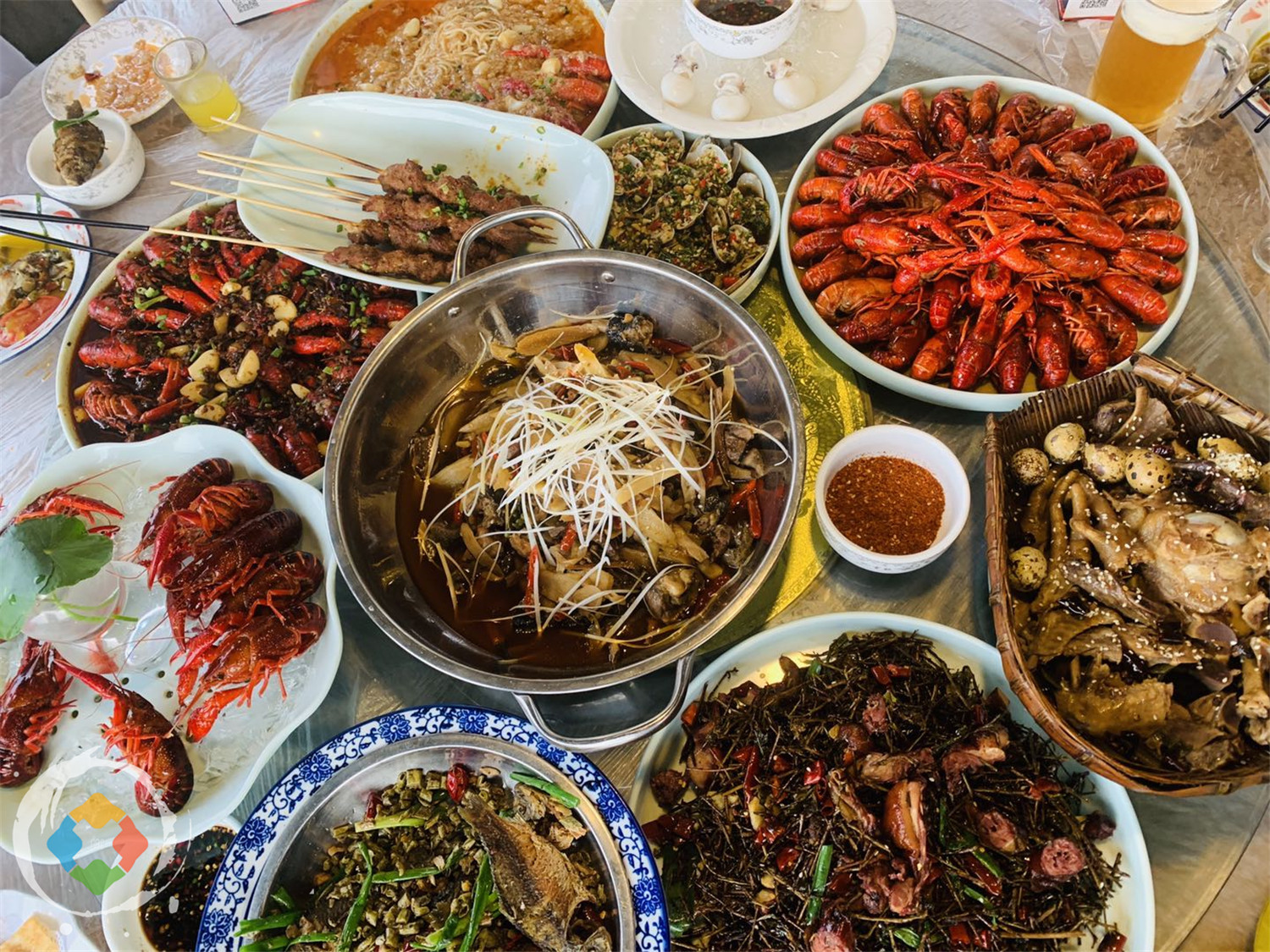 为什么重庆人要在大排档养生？一边吃着小龙虾生蚝，一边喝着热粥