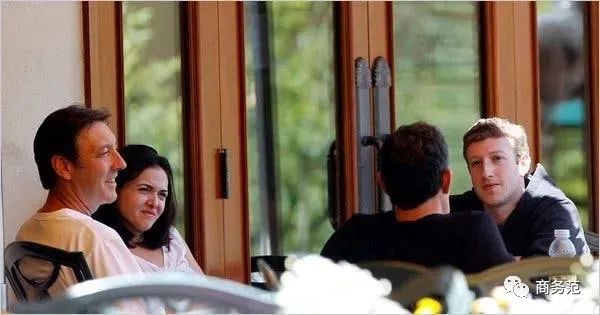 扎克伯格穿200块拖鞋聚会，暴露了全世界最有钱人“穿衣潜规则”