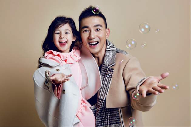 刘畊宏一家四口集体出游，小泡芙近照曝光，继承爸妈好基因