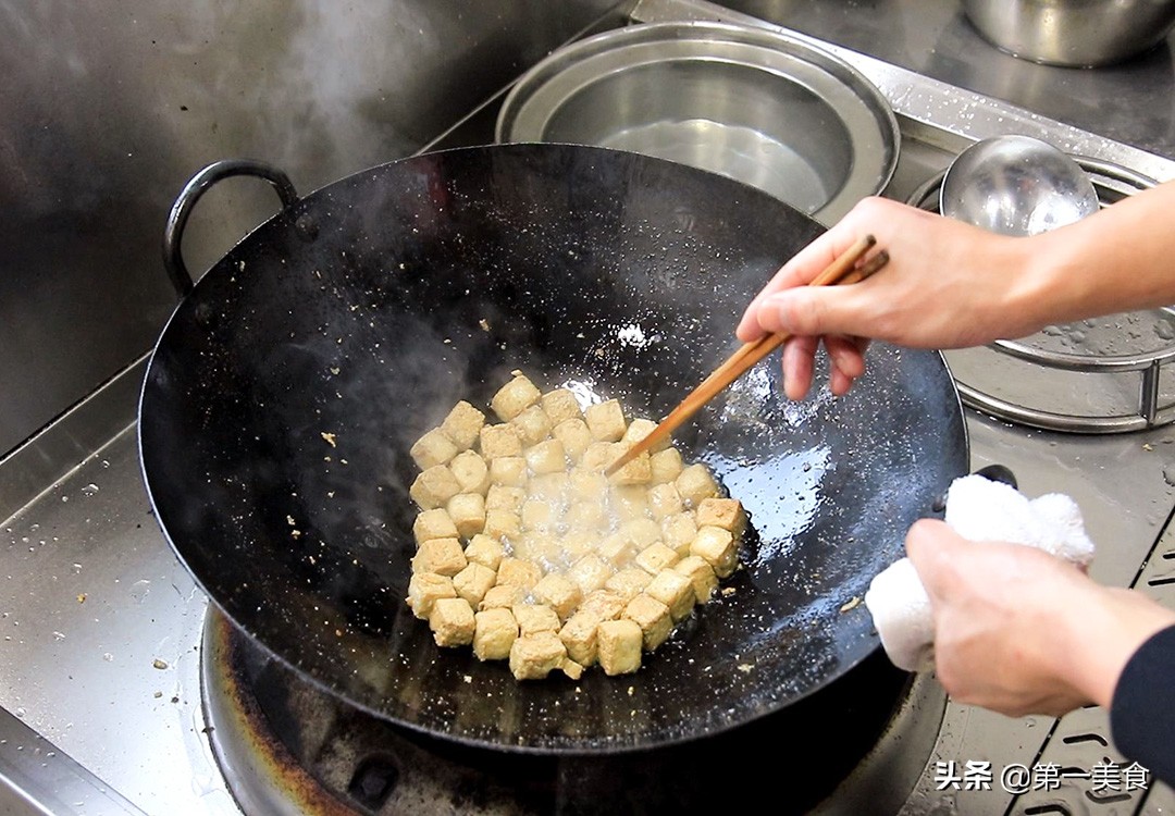 豆腐怎么煎不粘锅不破碎，厨师长分享小技巧，外酥里嫩，表皮金黄