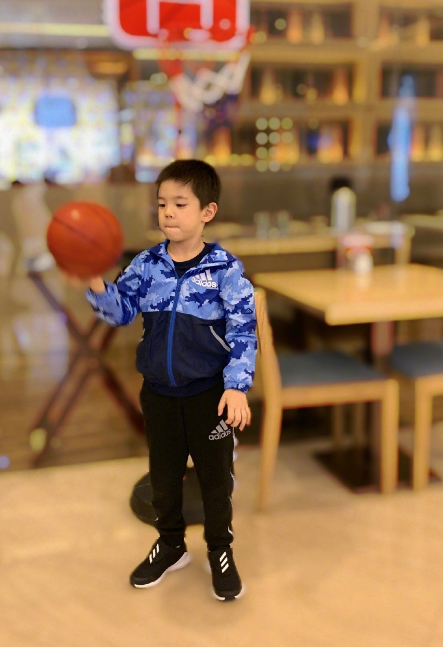 杜江久違曬兒子近照，7歲嗯哼撞臉“現男友”，被爸爸稱小李現