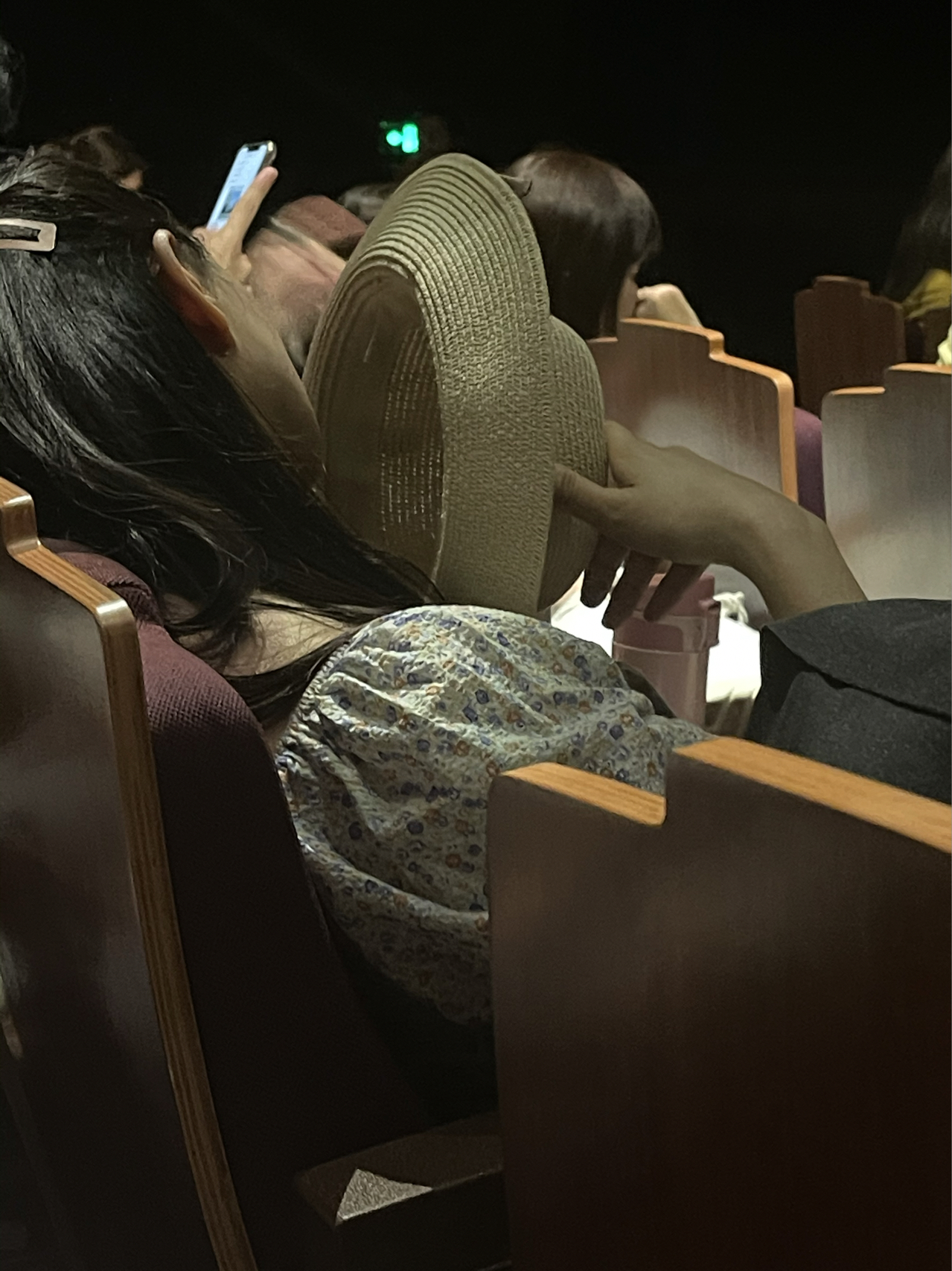 伊能静带女儿现身迪士尼，53岁真实素颜状态曝光，网友大赞保养好