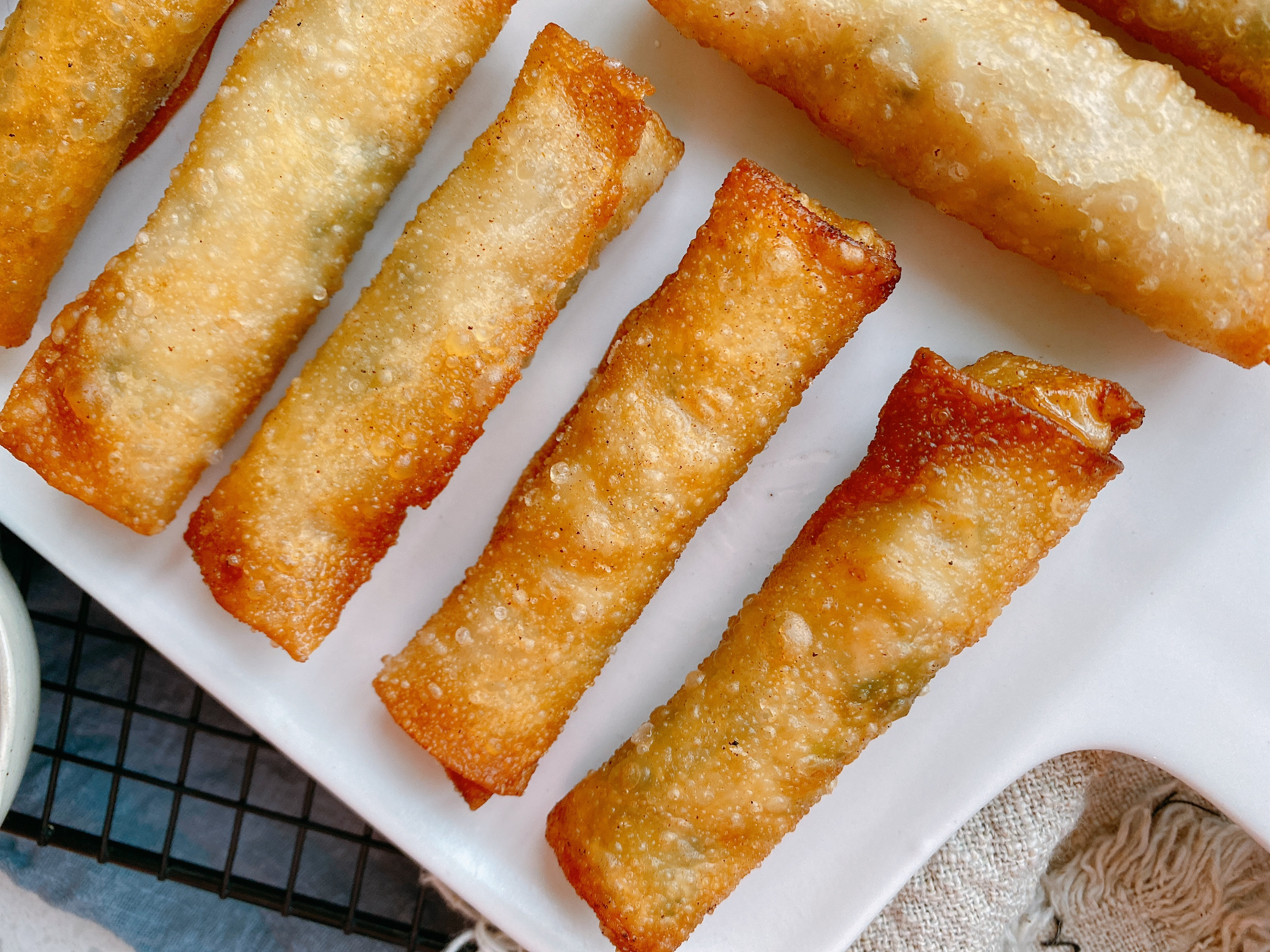 年夜飯首選炸春捲，外皮酥脆掉渣，2種口味，餅皮到餡料詳細介紹