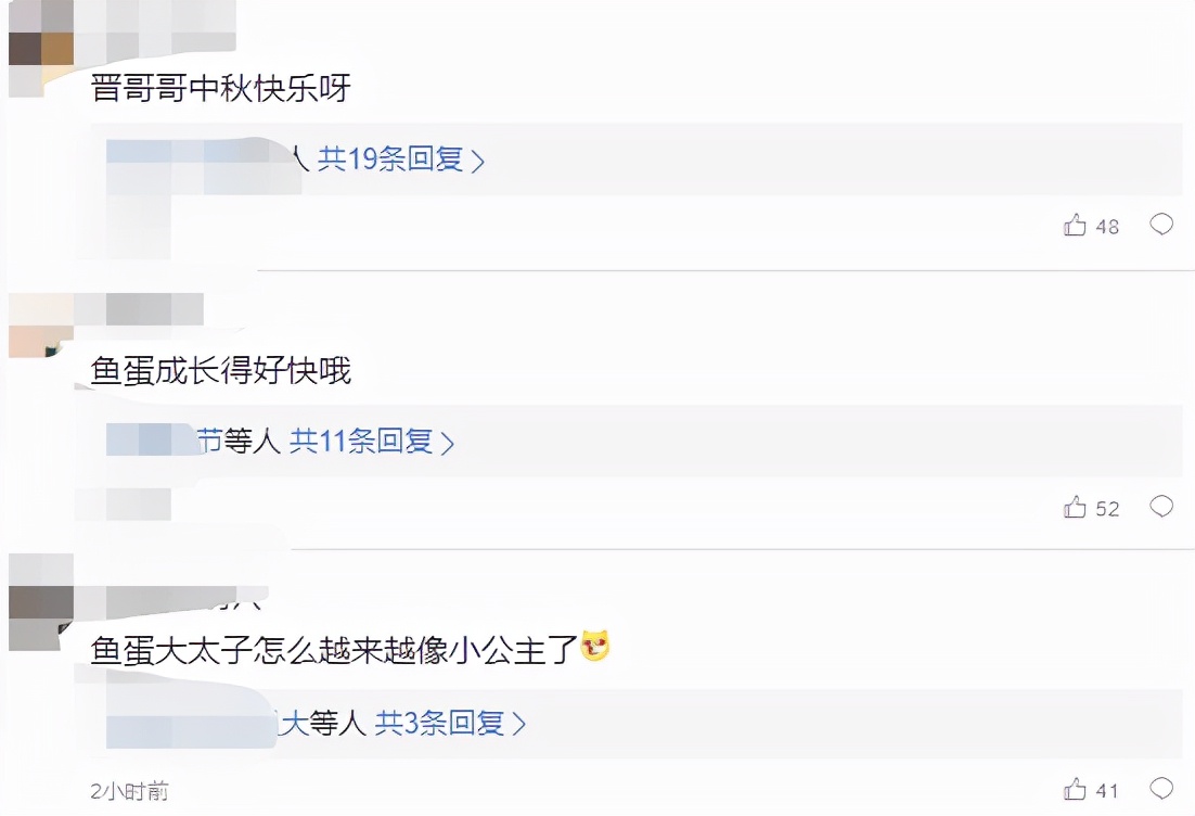 张晋蔡少芬一家过节，五人相拥合影好幸福，俩女儿大长腿吸睛