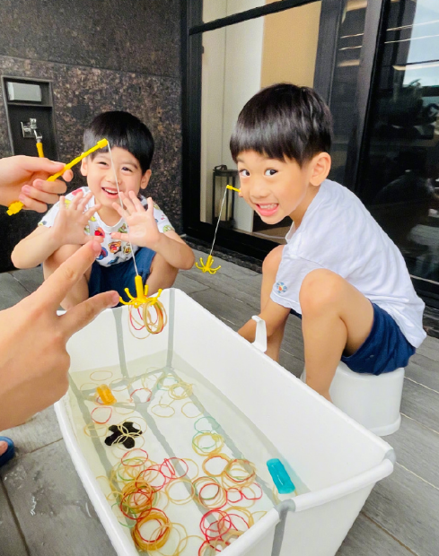 林志颖晒与儿子宅家日常，kimi长成男子汉，凯凯被剪坏头发超喜庆