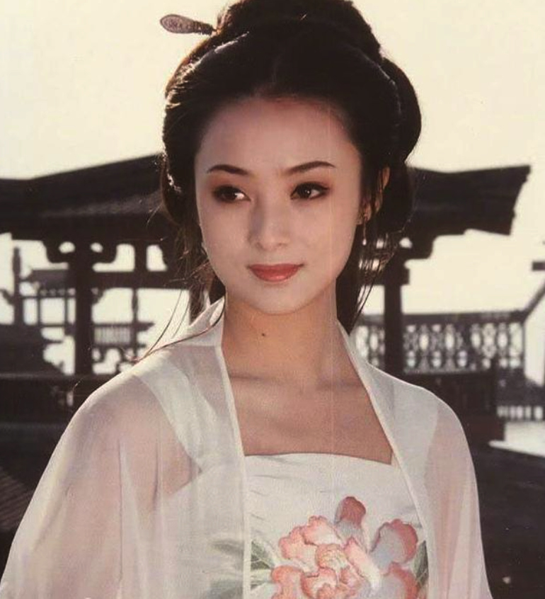 45岁蒋勤勤路透生图曝光，淡妆难掩天生丽质，网友：和甄嬛好像