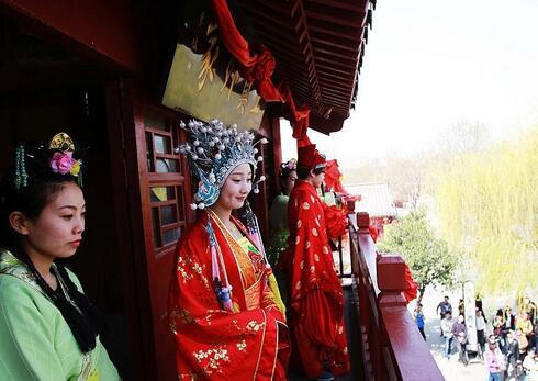 才女出对联招亲，上联是“天字出头为我夫”，