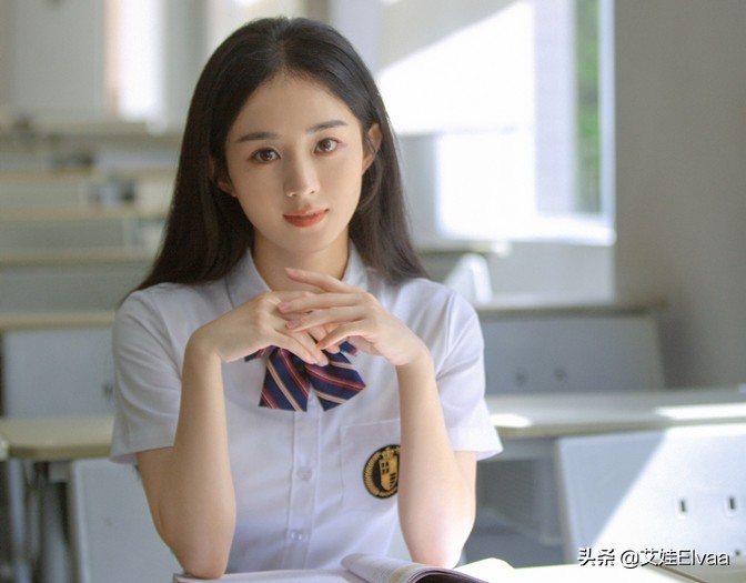 赵丽颖新造型大变样，穿校服打领带重拾清纯，冯绍峰后悔都来不及
