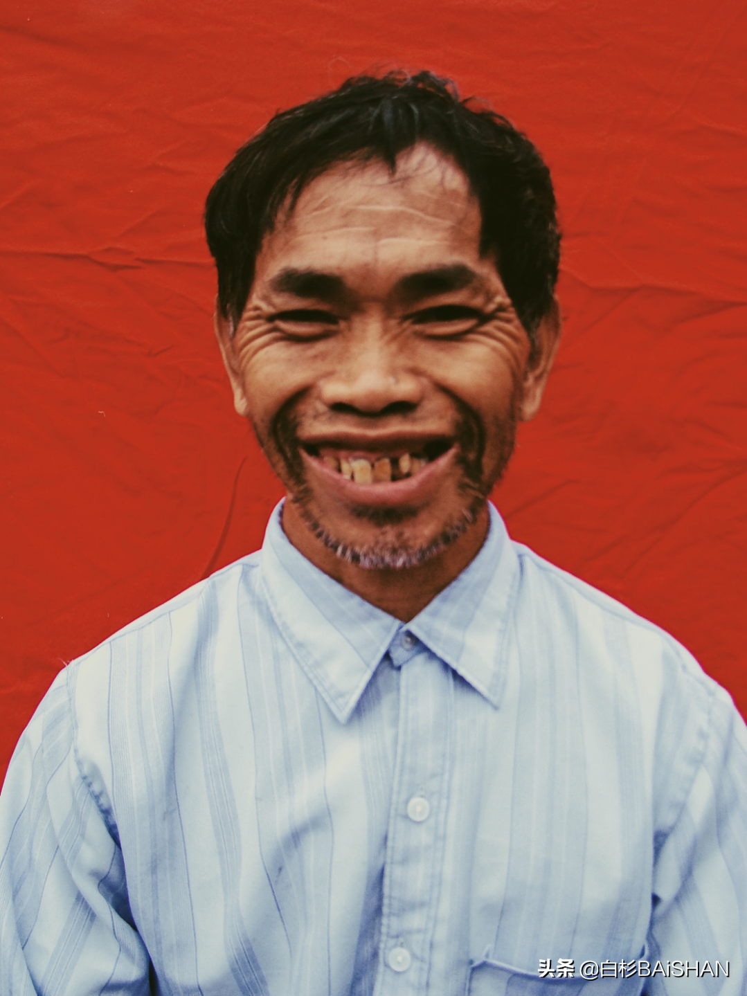 这一组看起来很普通的红底"证件照",细看很粗糙.