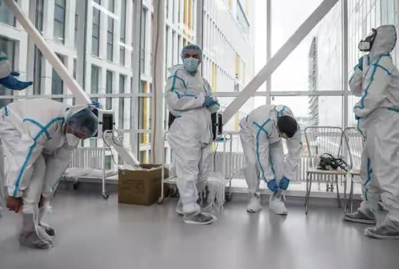 只因天气太热，俄一线女护士穿透明装照顾患者，瞬间火爆网络