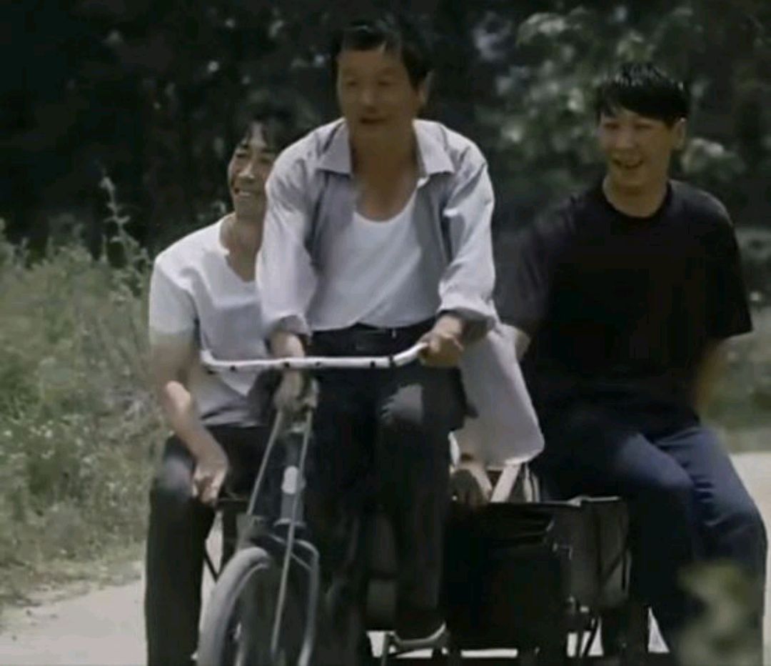 《装台》长相粗犷，无所事事，抱狗撵猫的疤叔