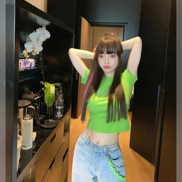 李小璐在卫生间喝奶茶晒美照 网友：什么怪癖？