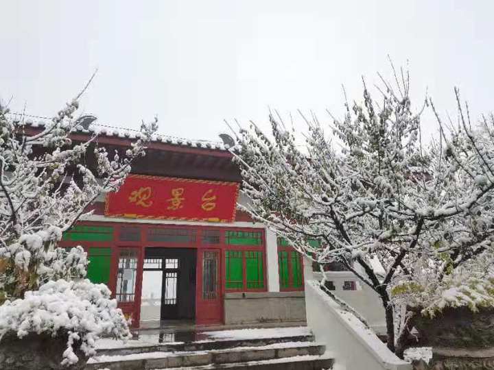 美不胜收！济南红叶谷景区迎来今冬第二场降雪
