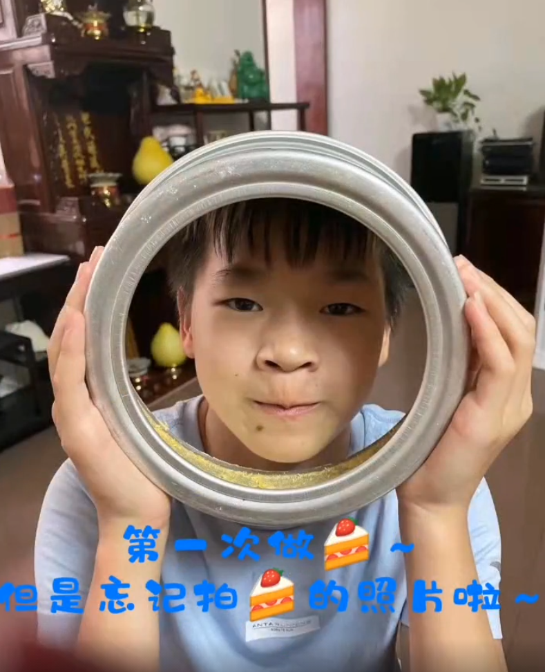 全红婵到教练家做蛋糕，脸伸进模具做鬼脸，教练双手叉腰温柔注视