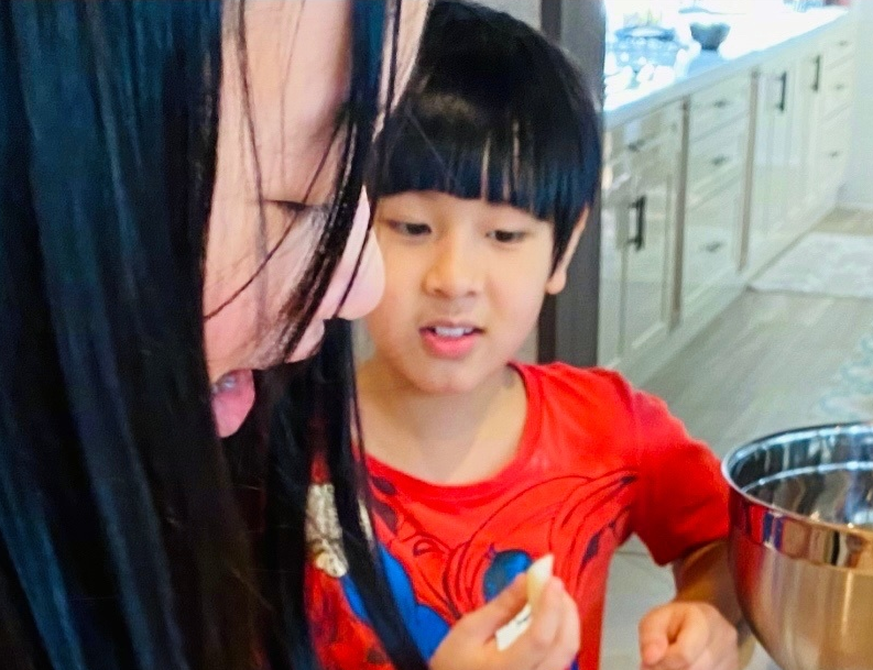 明星基因就服吴尊，女儿甜美可爱不说，儿子五官像是复制粘贴