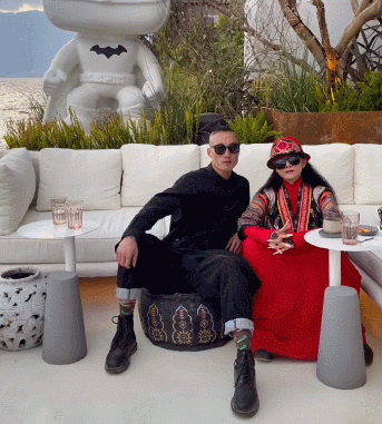 62岁杨丽萍和小鲜肉在月亮宫欣赏美景，网友：恋