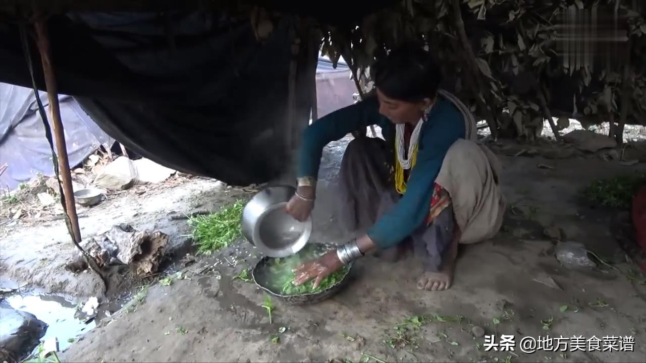 尼泊尔山区穷人的生活，每天吃野菜配米饭，天冷躺在毯子下吃饭