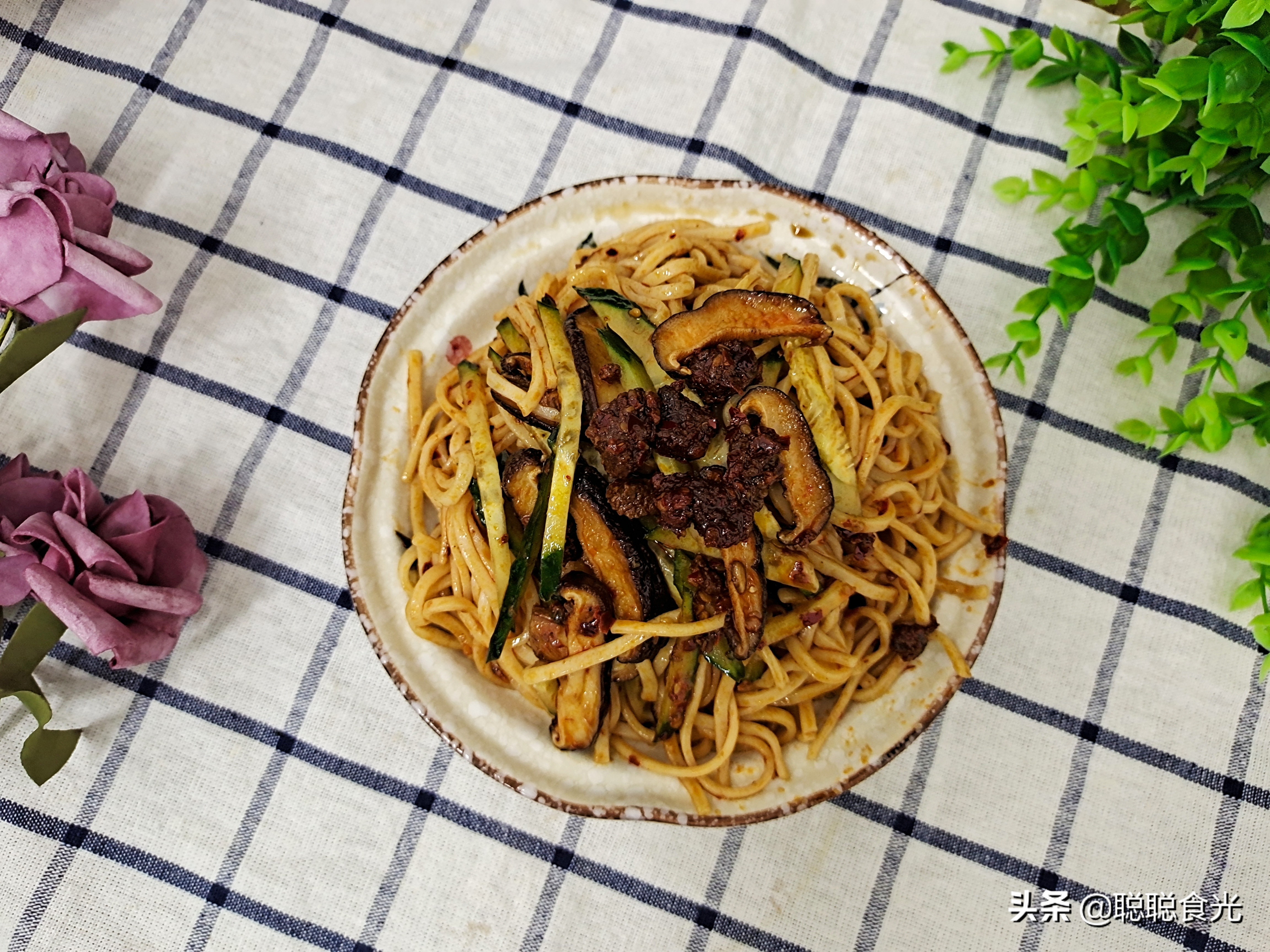 Spicy beef noodles can be done in 5 minutes, simple and convenient, big beef is enjoyable