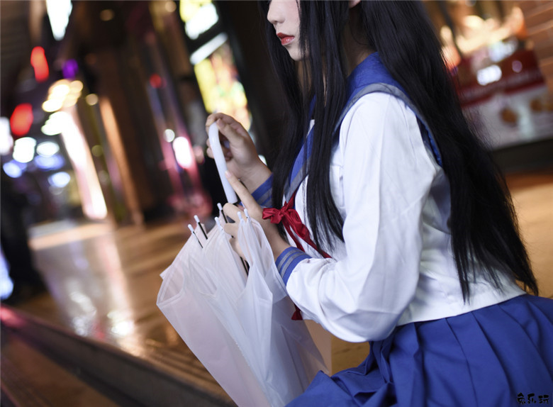 清新美少女打伞漫步夏日细雨中