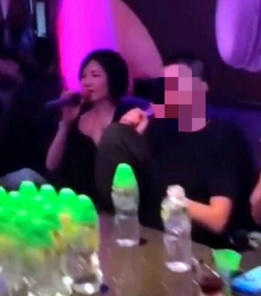 王菲与小鲜肉合照曝光，头颅紧挨娇羞互搂，男友却许久未见同框？