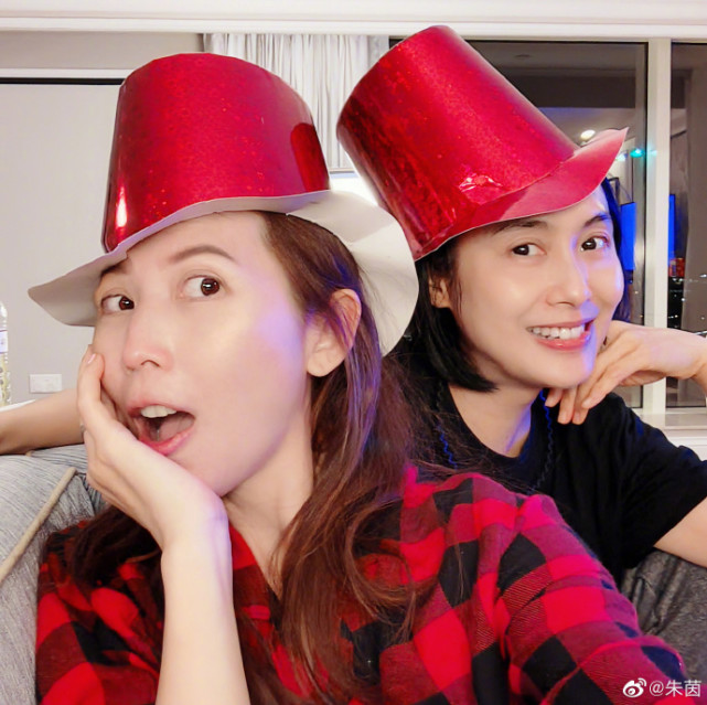 朱茵蔡少芬搞怪五连拍，素颜怼镜状态满分，堪称不老女神代名词