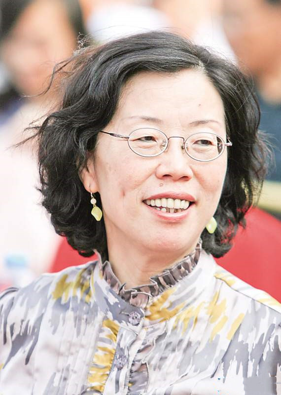 《致橡树》,一首女生必读的诗,诗人舒婷,有一个浪漫的爱情故事