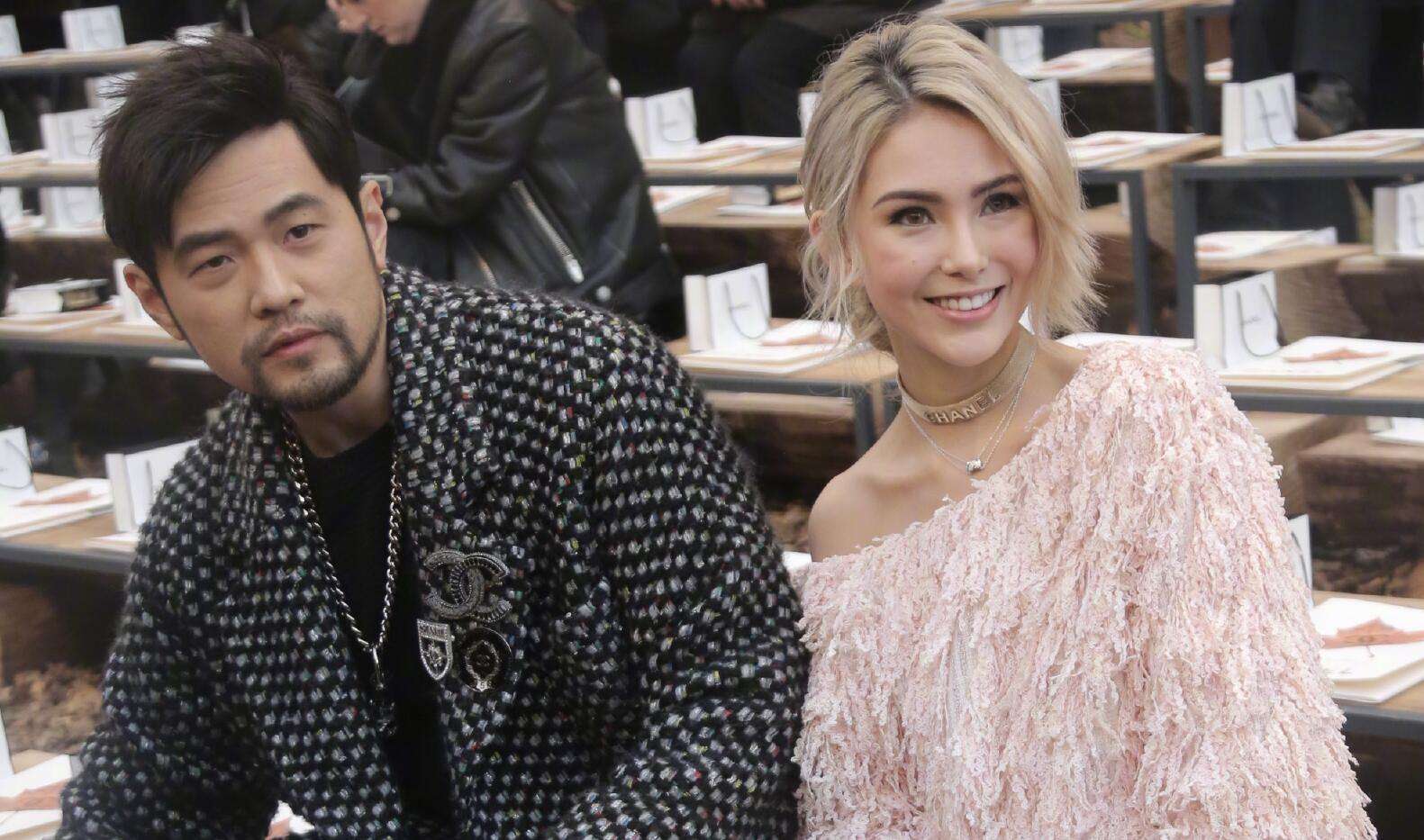 周杰倫攜媽媽妻子拜訪方文山，單臂摟住昆凌大方秀恩愛