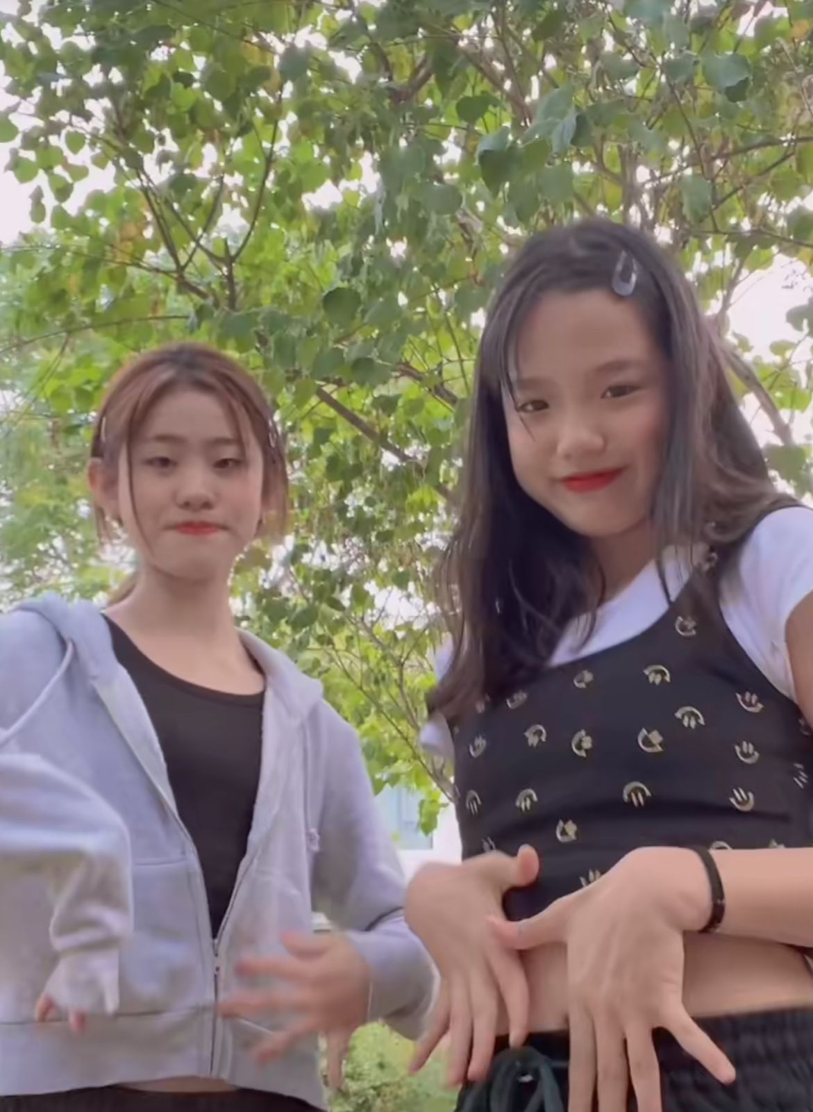 鐘麗緹二女兒穿露臍裝熱舞，動作利落女團範十足，五官立體顯高級