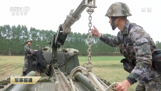 央视披露03式“远火”超高自动化水平：两人就可完成装弹射击