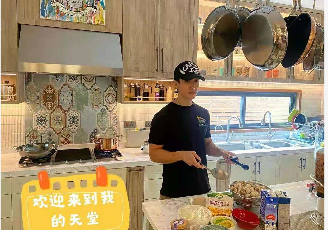 吴尊晒全家近况照！超大厨房里挂着7口锅，11岁女儿五官十分精致