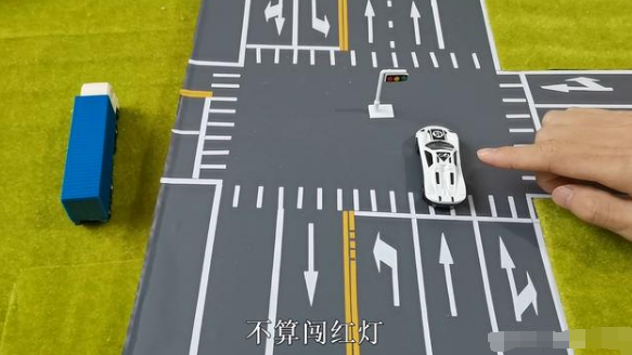 開車走神闖了紅燈，是進還是退？交警：錯與對，扣與不扣分的區(qū)別