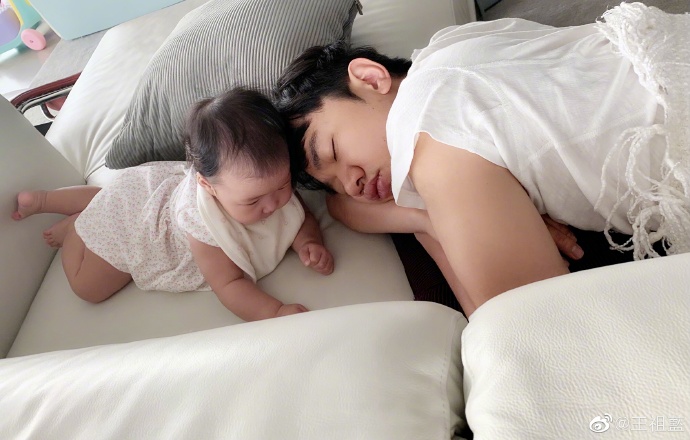 王祖蓝被俩女儿甜蜜叫醒，天韵温柔海静“粗暴”，父女仨互动有爱