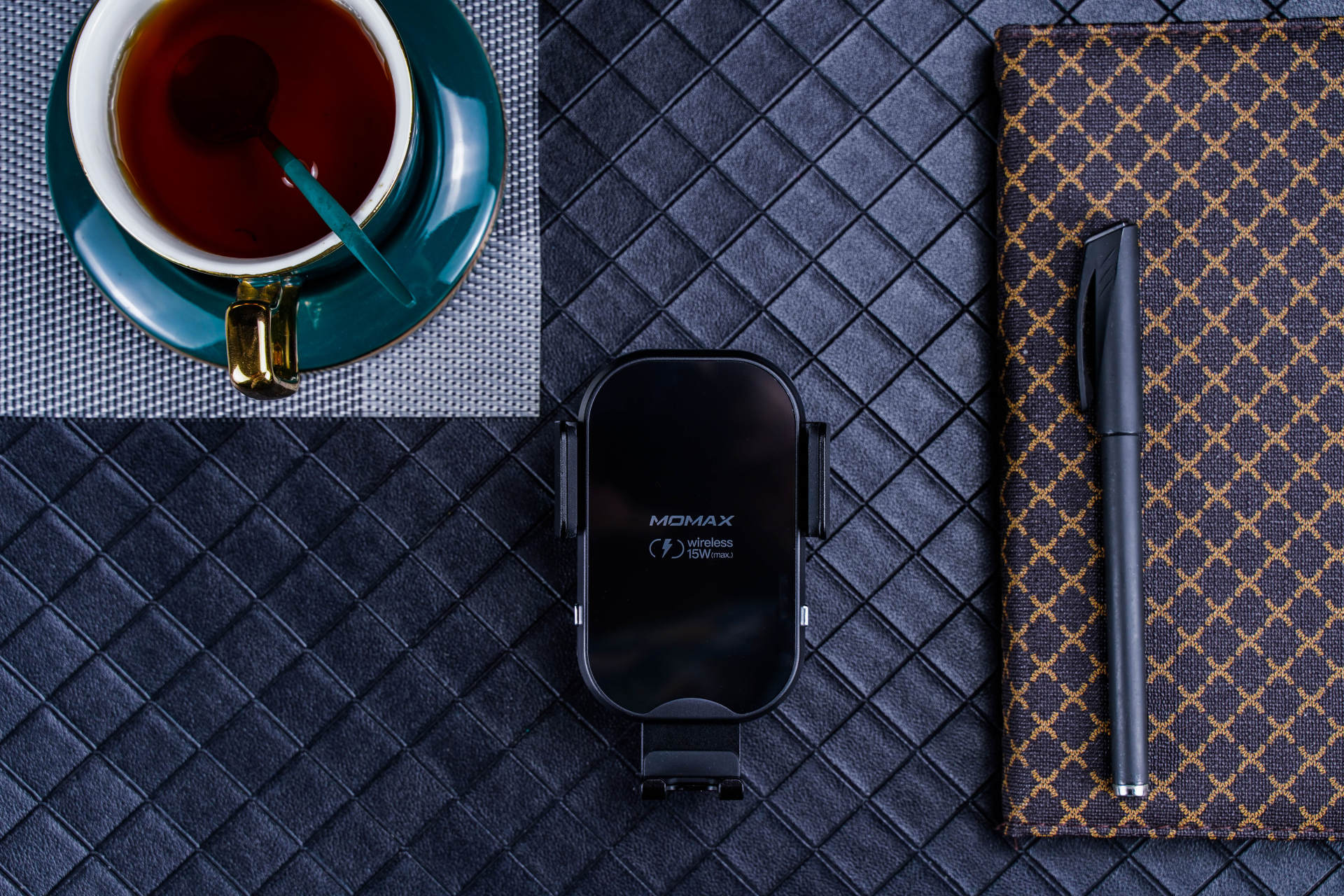 张弛有度，15W快充入手MOMAX摩米士车载无线充电手机支架