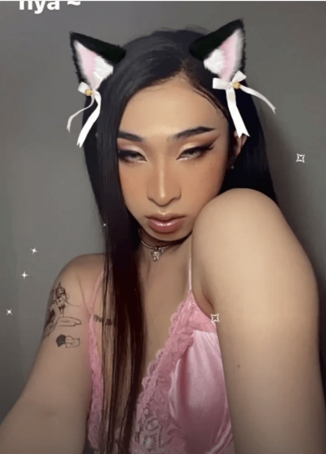 53岁伊能静与19岁儿子合体拍广告，母子穿亲子装同框像姐弟