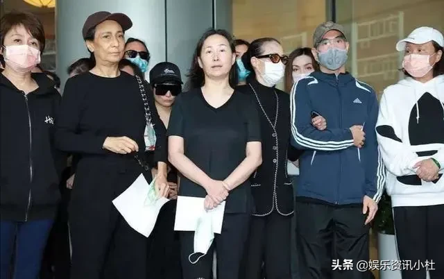 何超瓊站C位哀悼賭王，大房女兒罕見露面，奚夢瑤低頭站最后排