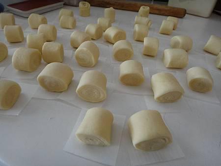 When steaming condensed milk steamed buns, it is wrong to only add yeast. If you add these two more, the steamed buns are fragrant, soft and chewy.