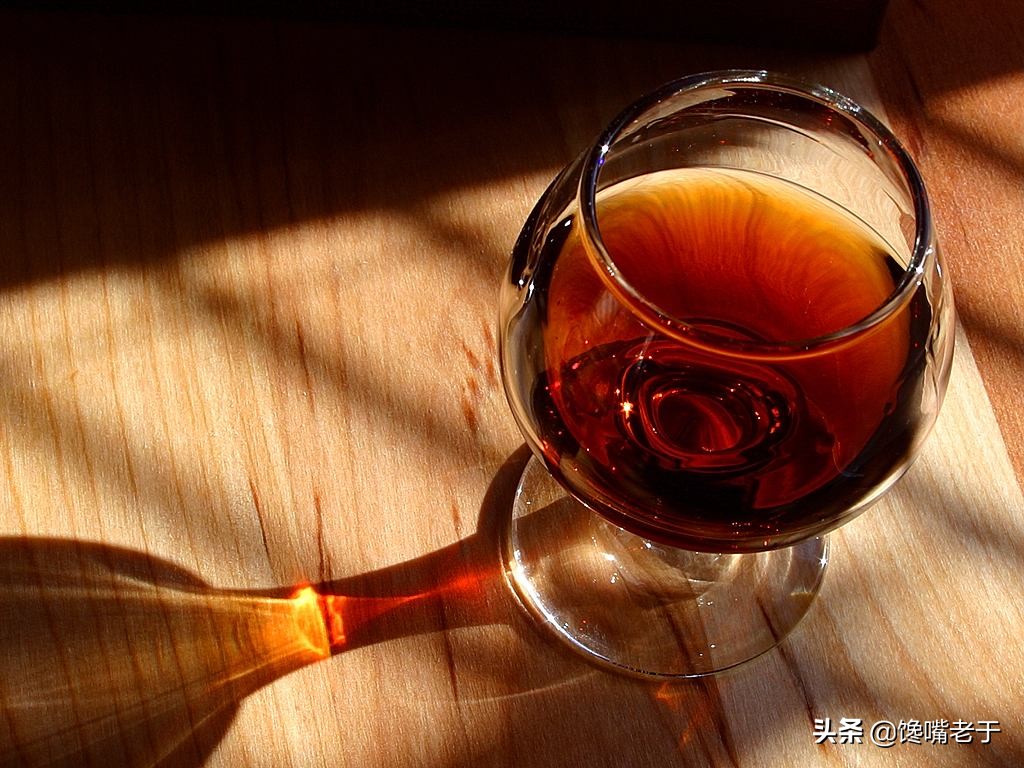 為什么葡萄酒底部會有個很深的凹槽？聽完行內人講解，漲知識了