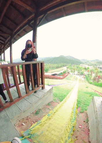 張晉帶兒子玩彩虹滑道，樂兒頭髮被吹成中分，臉嚇得通紅表情淡定