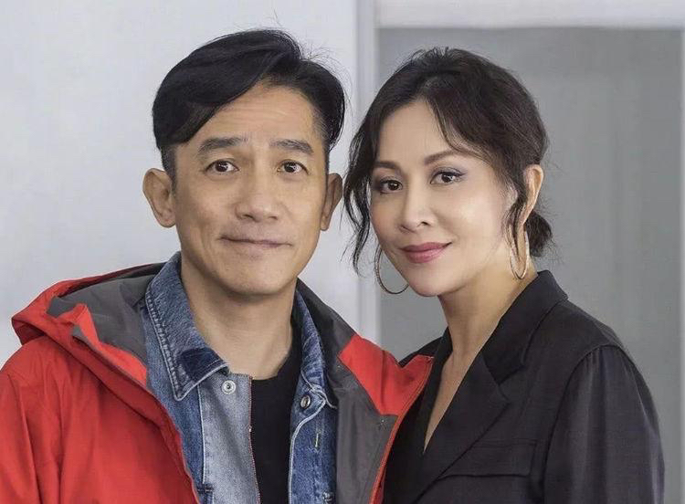 58岁梁朝伟好显老？满脸皱纹衣着朴素，上台发言脸色太差引担忧