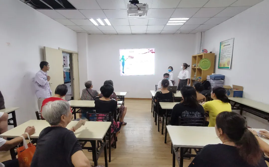 科技活动周，义诊进社区