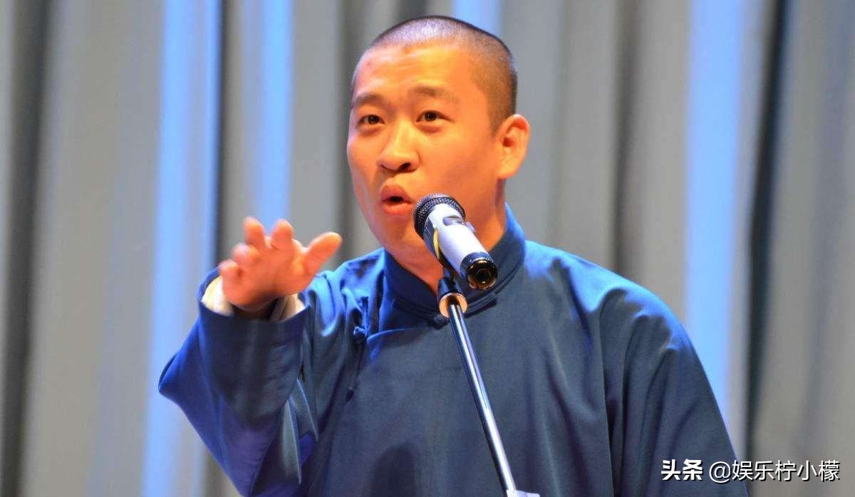 同是跟郭德纲合影，栾云平和孟鹤堂的不同姿势，诠释了情商的差距