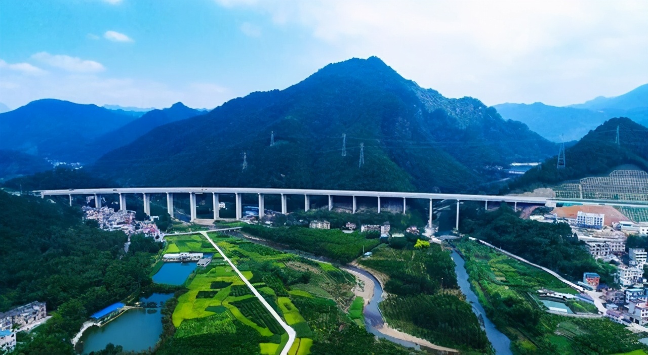 重庆建一条高速公路，长约71公里，涉及三个区，将成川渝新通道