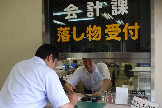 日本大媽撿到兩萬日元交給警察，半年後警察倒賠給她兩萬？