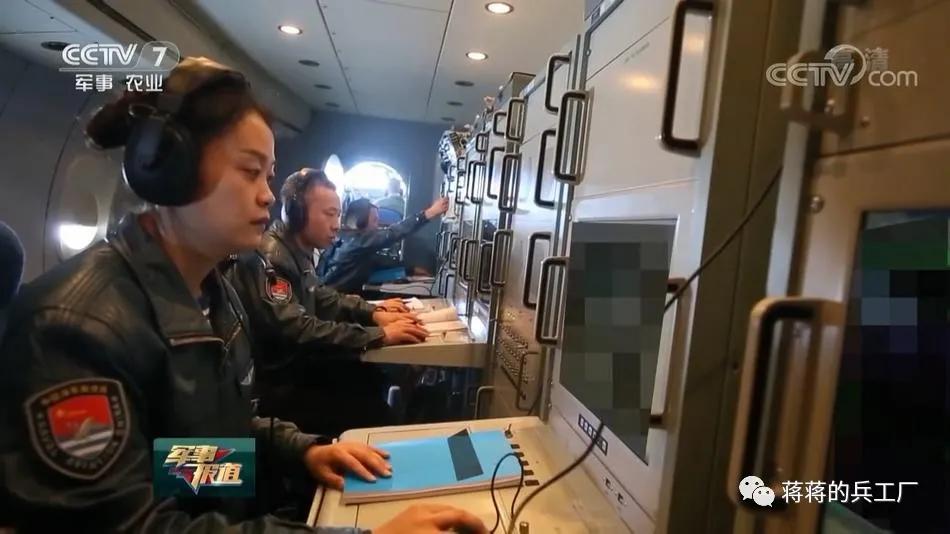 空潜200巡逻机空投航空自导深弹和声呐浮标抓潜艇，数量众多