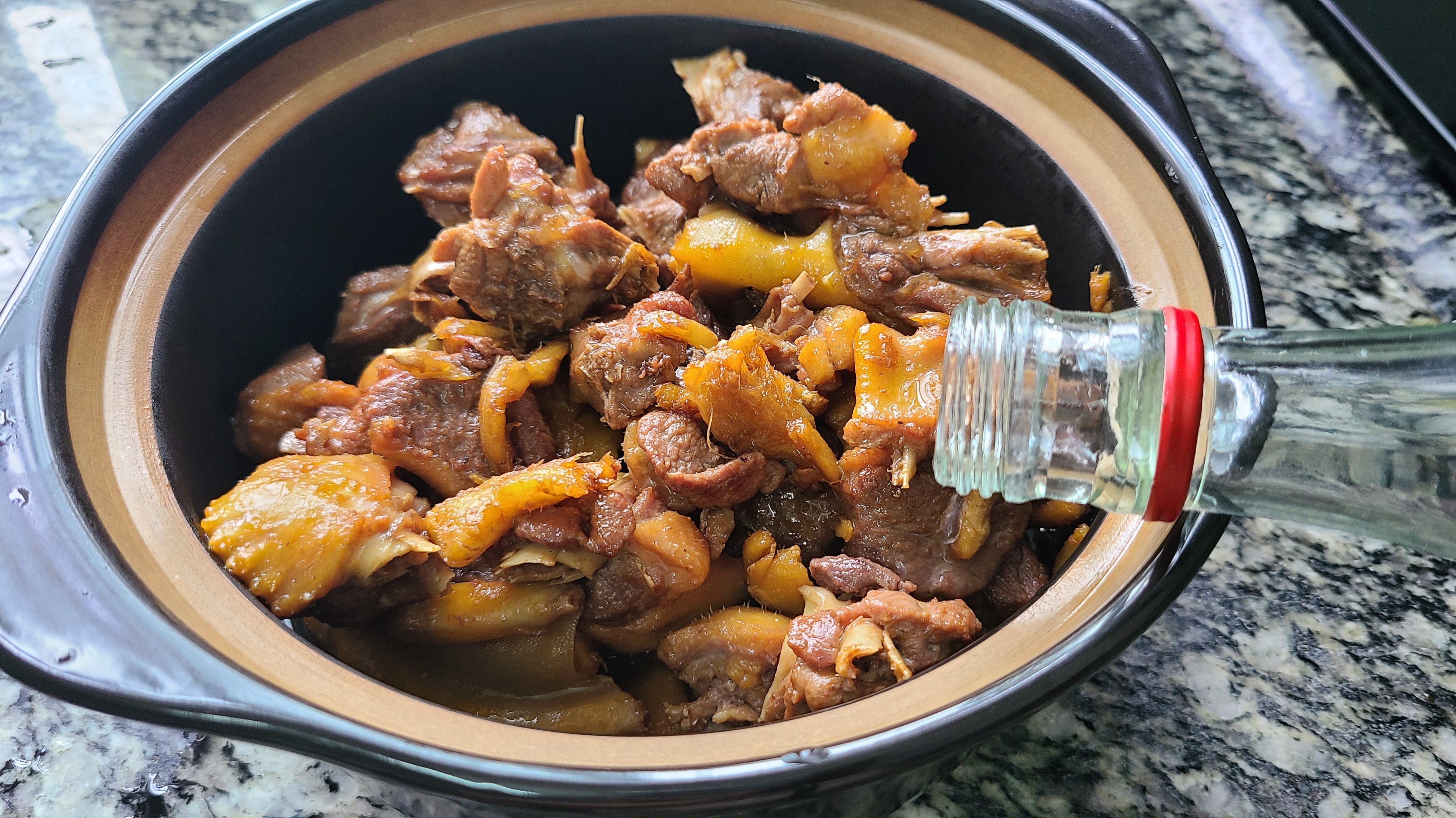 姜酒鸭，用米酒做出来的一道广东菜，简单好吃，香喷喷的