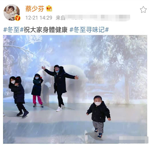 蔡少芬带娃出游，与两女儿开心喂斑马，乐儿长成mini版张晋