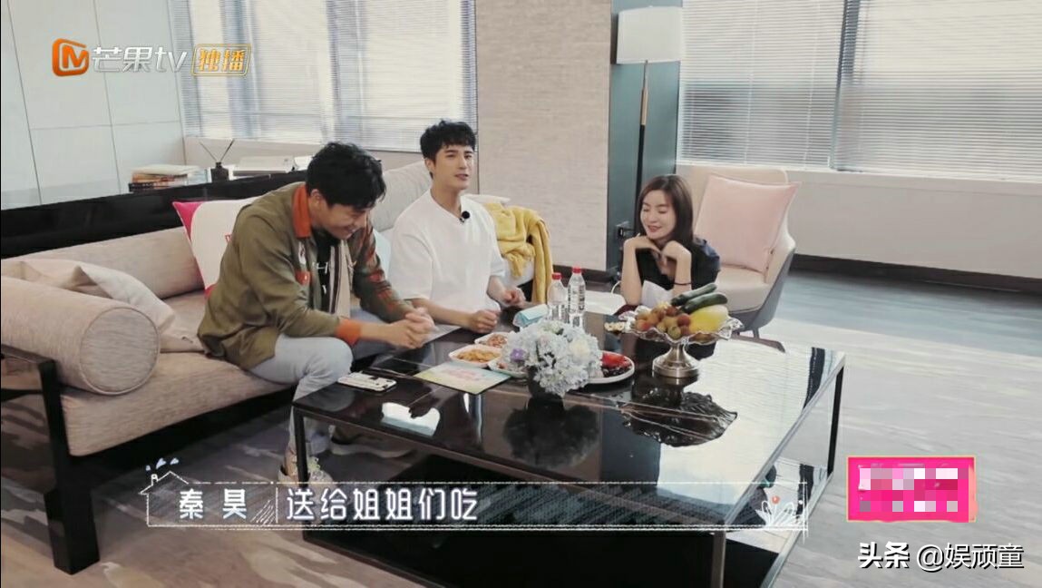 秦昊去《姐姐》探班，看他带给姐姐们的零食 网