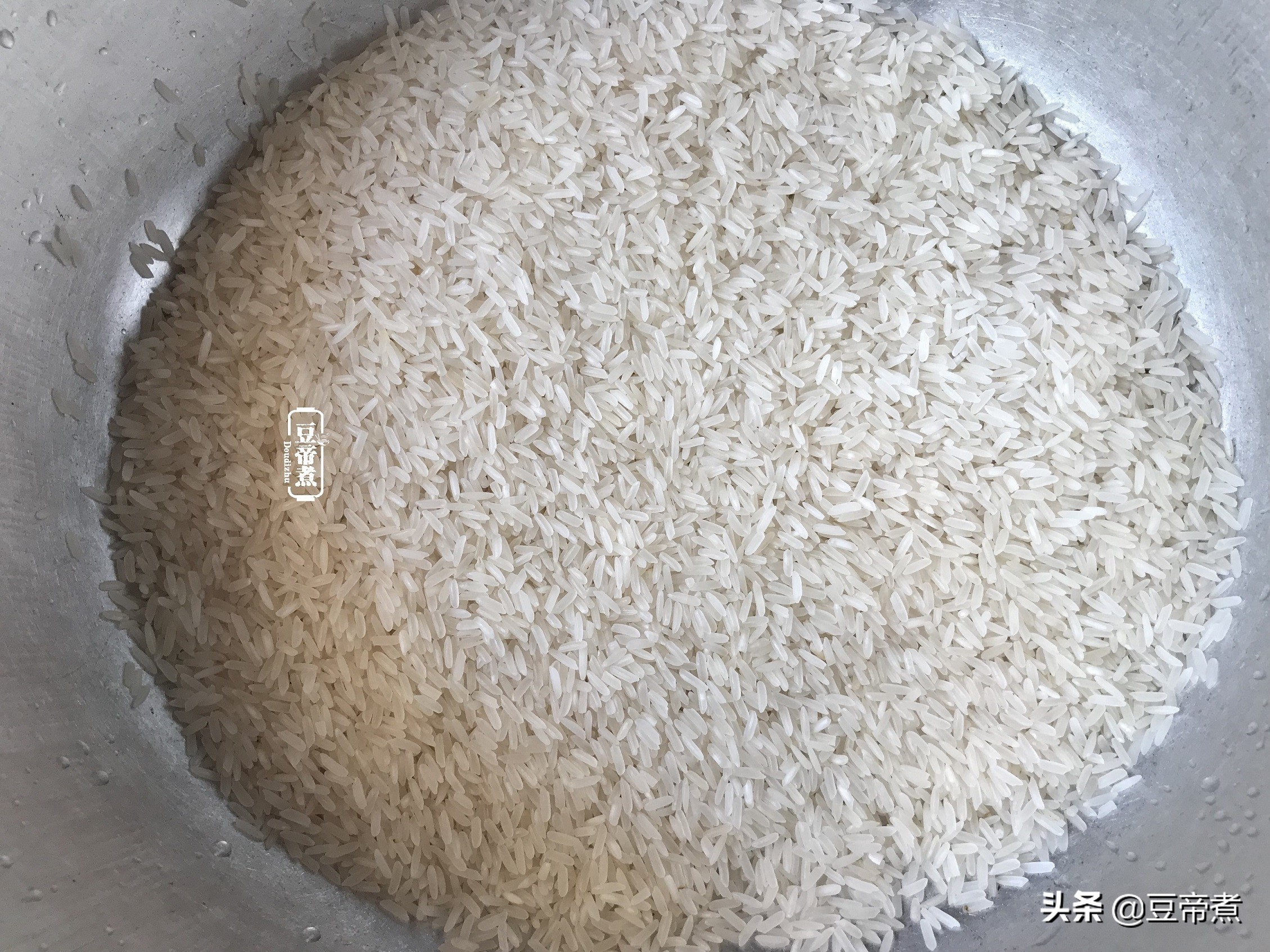 懒人不想炒菜的好办法，把饭菜肉一锅焖，老公孩子一连吃好了几碗